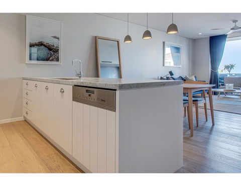 Oceanside Elegance At Superb Home Steps From Sand - Accommodation Gladstone 8
