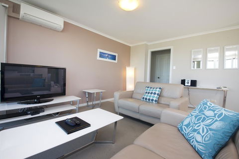Sails Apartments - Accommodation Gladstone 6