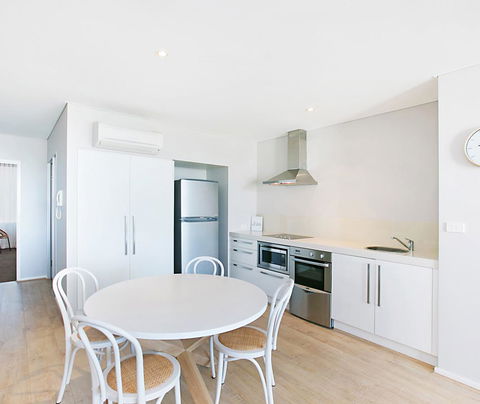 Oaks Nelson Bay Lure Suites - Accommodation Gladstone 1