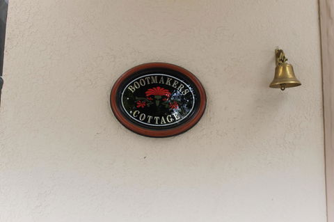 Boot Makers Cottage - Accommodation Gladstone 0