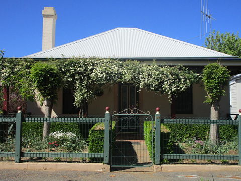 Boot Makers Cottage - Accommodation Gladstone 1