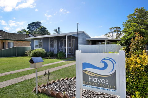 Hayes Beach House I Award Winner I 4 Mins To Beach - Accommodation Gladstone 22