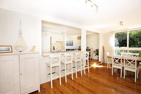 Hayes Beach House I Award Winner I 4 Mins To Beach - Accommodation Gladstone 11