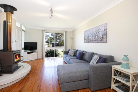 Hayes Beach House I Award Winner I 4 Mins To Beach - Accommodation Gladstone 2