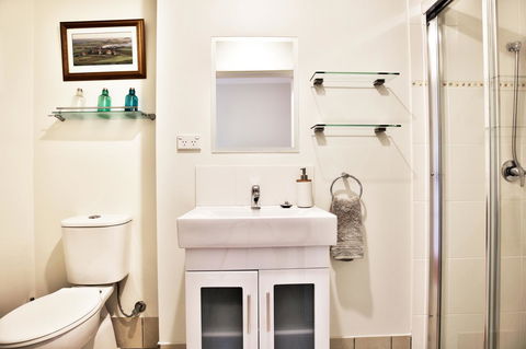 Hayes Beach House I Award Winner I 4 Mins To Beach - Accommodation Gladstone 14