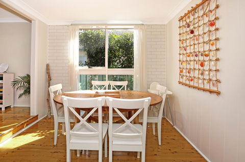 Hayes Beach House I Award Winner I 4 Mins To Beach - Accommodation Gladstone 13