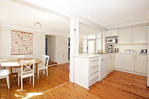 Hayes Beach House I Award Winner I 4 Mins To Beach - Accommodation Gladstone 5
