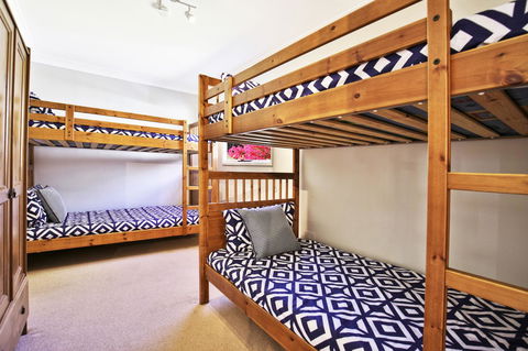 Hayes Beach House I Award Winner I 4 Mins To Beach - Accommodation Gladstone 10