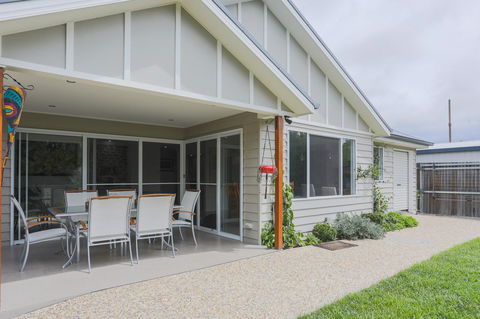 Armidale Cottage - House 2 - Accommodation Gladstone 0