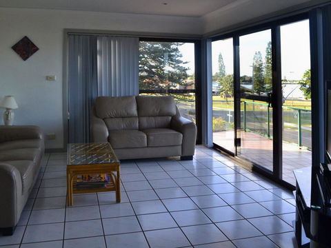 Oxley 8 At Tuncurry - Accommodation Gladstone 0