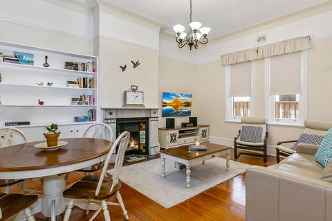 Oversized 2 Bedroom Manly Beach House - Accommodation Gladstone 0