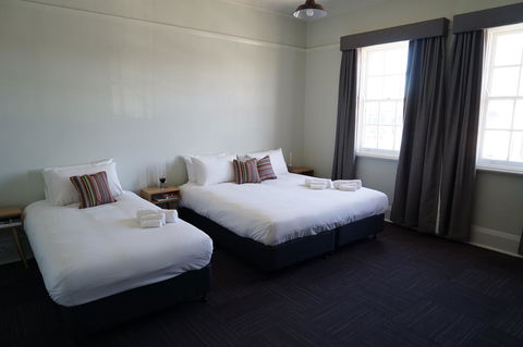 Rosehill Hotel - Accommodation Gladstone 0