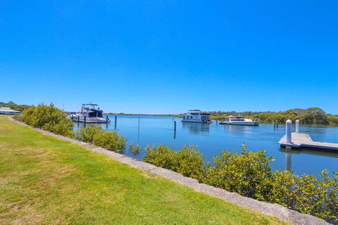 Boathouse Resort (Water Front) - Accommodation Gladstone 7