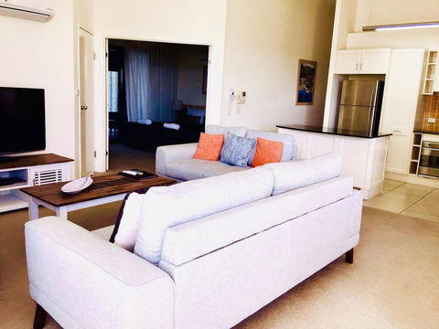 Boathouse Resort (Water Front) - Accommodation Gladstone 9