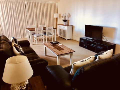 Boathouse Resort (Water Front) - Accommodation Gladstone 5