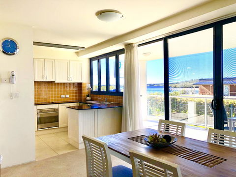 Boathouse Resort (Water Front) - Accommodation Gladstone 1