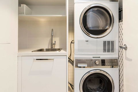 Nobbs Â· Executive 2 Storey Sydney Apartment With Pool - Accommodation Gladstone 11