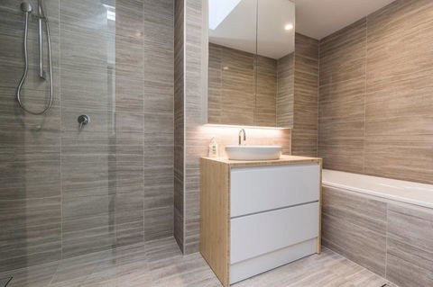 Nobbs Â· Executive 2 Storey Sydney Apartment With Pool - Accommodation Gladstone 10