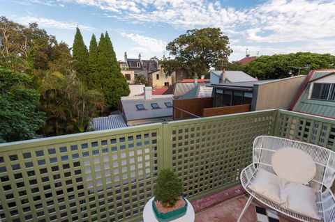 Nobbs Â· Executive 2 Storey Sydney Apartment With Pool - Accommodation Gladstone 16