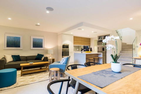 Nobbs Â· Executive 2 Storey Sydney Apartment With Pool - Accommodation Gladstone 1