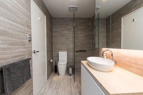 Nobbs Â· Executive 2 Storey Sydney Apartment With Pool - Accommodation Gladstone 9