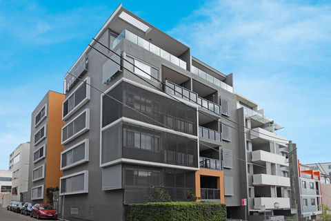 Large Light Luxe 3BDR 2BA Free Parking - Walk To Sydney Uni And RPA - Accommodation Gladstone 11