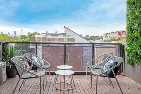 Large Light Luxe 3BDR 2BA Free Parking - Walk To Sydney Uni And RPA - Accommodation Gladstone 4