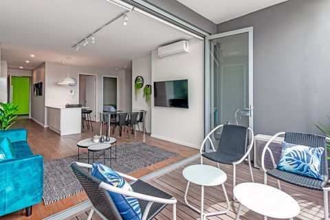 Large Light Luxe 3BDR 2BA Free Parking - Walk To Sydney Uni And RPA - Accommodation Gladstone 1