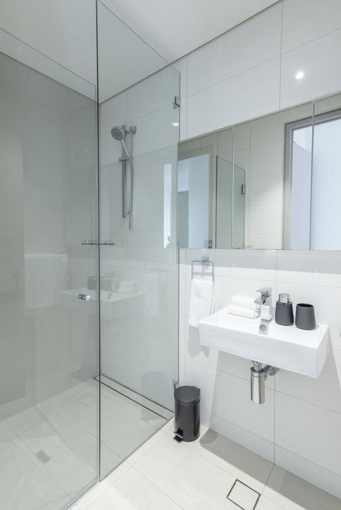 Large Light Luxe 3BDR 2BA Free Parking - Walk To Sydney Uni And RPA - Accommodation Gladstone 8