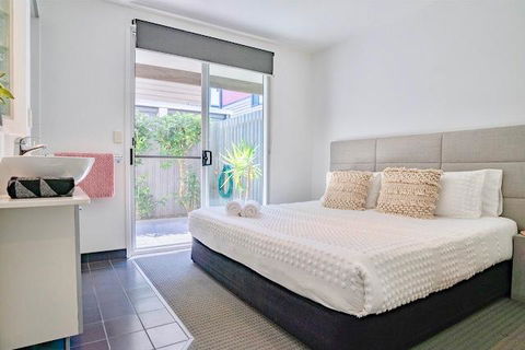 Hastings By The Sea - Accommodation Gladstone 2