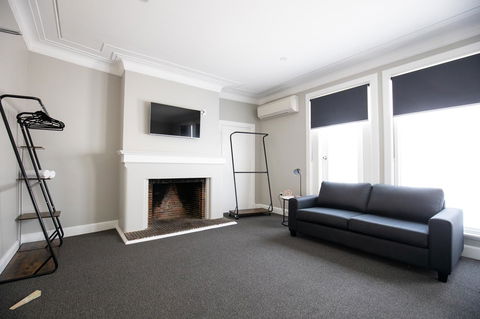 Horse And Jockey Hotel Homebush - Accommodation Gladstone 2