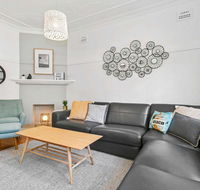 Seaspray - Manly beach apartment close to the sand - Accommodation Gladstone