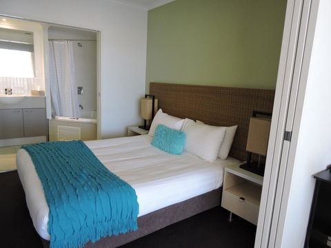 BASE Holidays - Ettalong Beach Premium Apartments - Accommodation Gladstone 4
