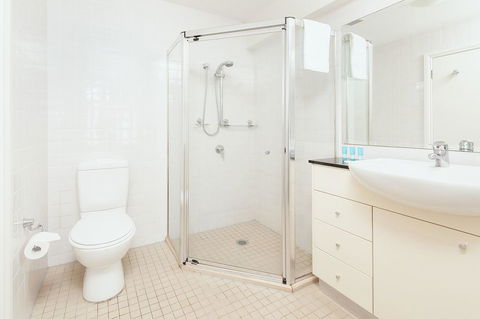 Waterfront Apartment On Sydney Harbour - Accommodation Gladstone 3