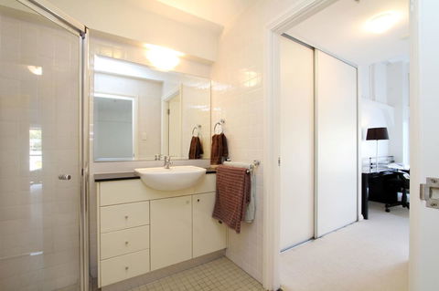 Waterfront Apartment On Sydney Harbour - Accommodation Gladstone 4