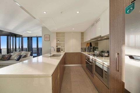 Stunning Sunset Water View 2BEDs On High Rises - Accommodation Gladstone 11