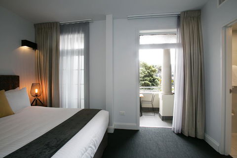The Lucky Hotel - Accommodation Gladstone 25