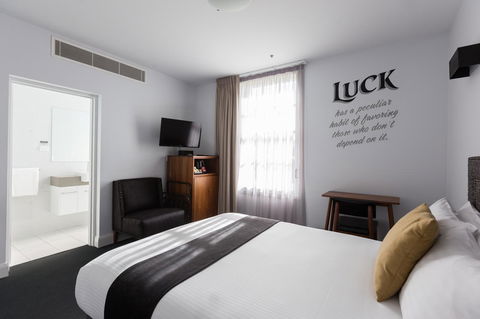 The Lucky Hotel - Accommodation Gladstone 3