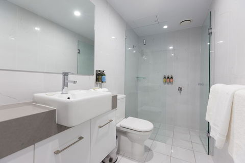 The Lucky Hotel - Accommodation Gladstone 5