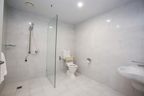 The Lucky Hotel - Accommodation Gladstone 36
