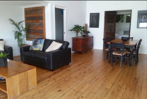 Swan Bay Hideaway - Accommodation Gladstone 2