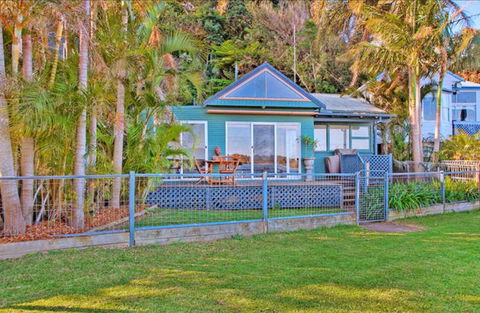 Swan Bay Hideaway - Accommodation Gladstone 0