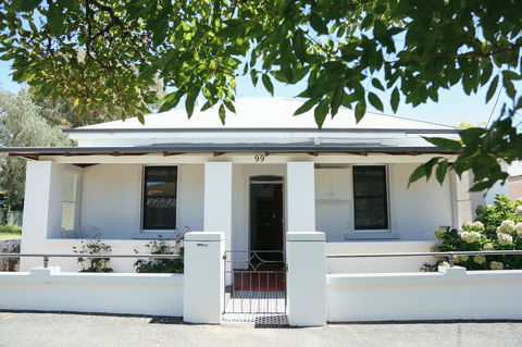 99 Hill Street Apartments - Accommodation Gladstone 0