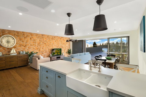Belle Vue- Penthouse At Black Beach - Accommodation Gladstone 4
