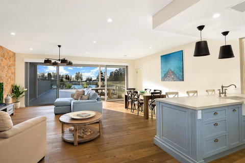 Belle Vue- Penthouse At Black Beach - Accommodation Gladstone 3
