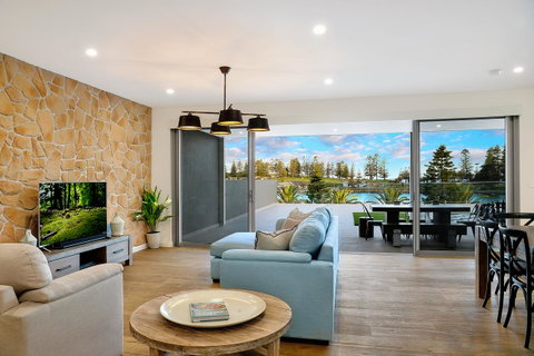 Belle Vue- Penthouse At Black Beach - Accommodation Gladstone 1