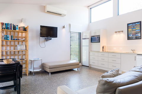 By The Beach B&B Self Contained Apartments - Accommodation Gladstone 9