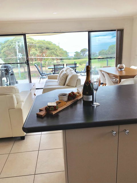 Seachange 3 - Accommodation Gladstone 3