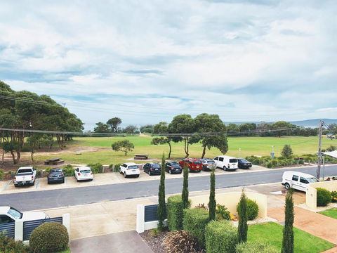 Seachange 3 - Accommodation Gladstone 1