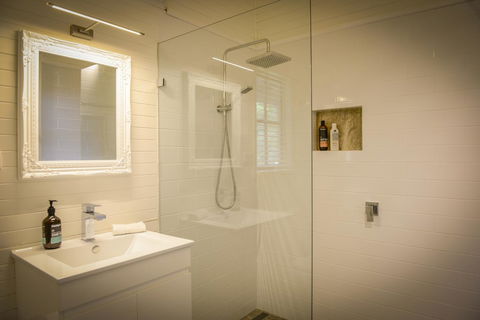 Arcadia - The Barn Cottage & Rosehill Cottage - Accommodation Gladstone 11